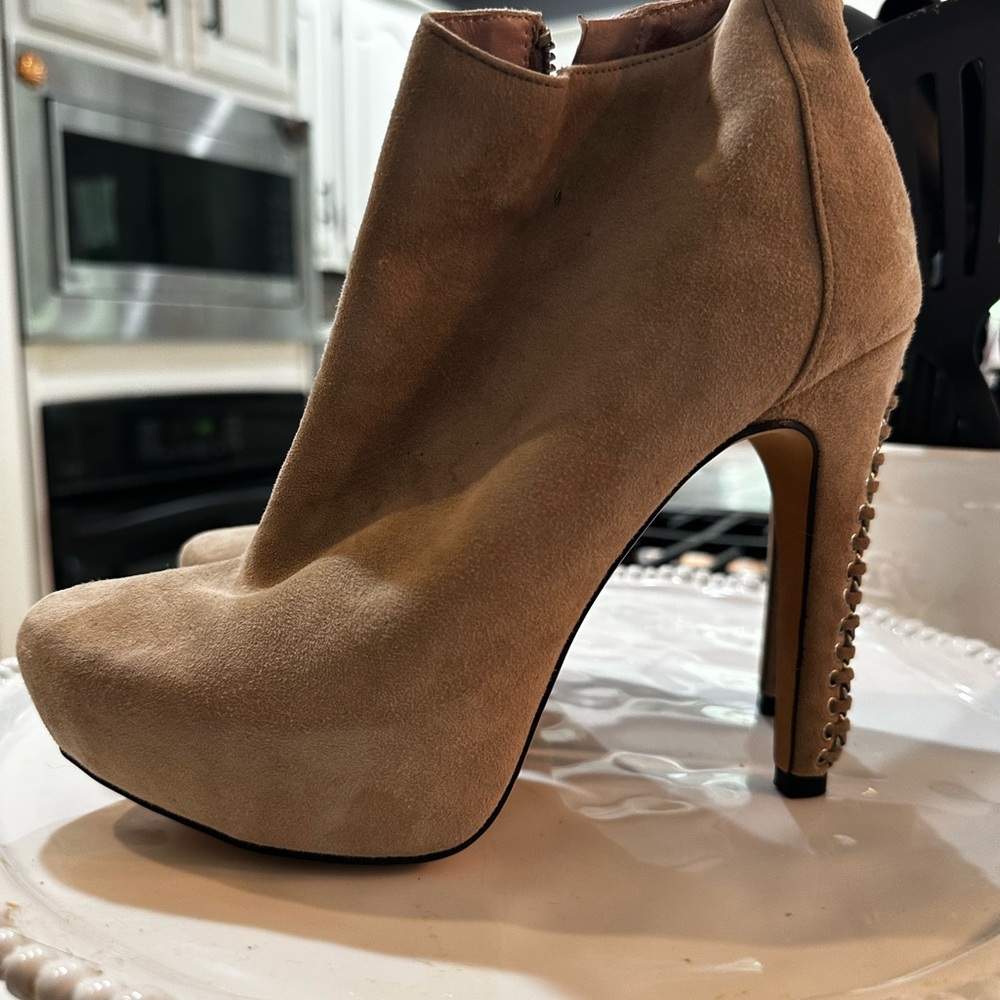 Elegant Tan Suede Ankle Boots